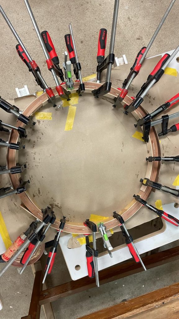 Ein Holzring aus massivem Holz entsteht